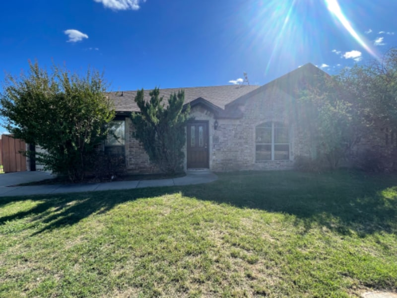 604 Hilltop Dr, Springtown, TX 76082 - photo 1