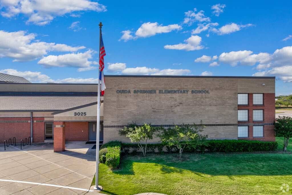 Ouida Springer Elementary School Front Entrance of the school welcomes students and parents.