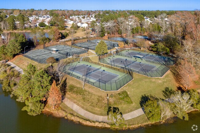 South East Park has several tennis courts for residents in The Hamptons.