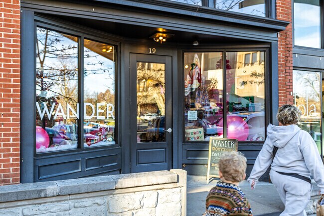 Shop the boutiques in Downtown Fayetteville.