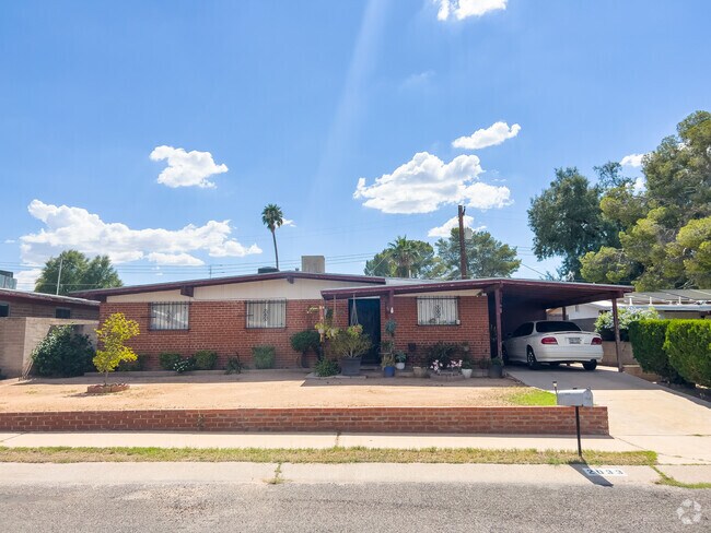 Ranch homes can be found throughout Flowing Wells.