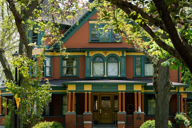 The mix of modest homes, grand residences and apartment buildings in Edgerton give you plenty of housing options to choose from.