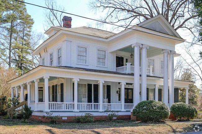 There are 4 historic districts in  downtown Clinton.