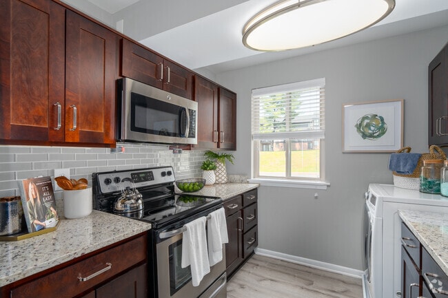 2BR, 1BA - 900SF