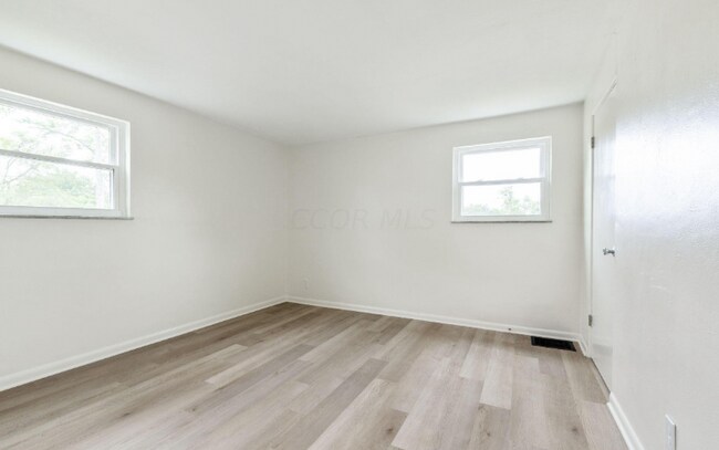 586-588-588 Georgian Dr unit 586-588, Columbus, OH 43228 - photo 5