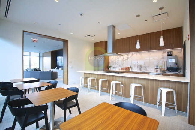 355 W Chestnut St, Chicago, IL 60610 - photo 7