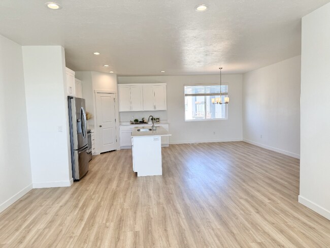 548 S 900 W, American Fork, UT 84003 - photo 4