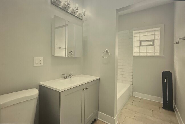 7600 N Sheridan Rd unit 104, Chicago, IL 60626 - photo 5