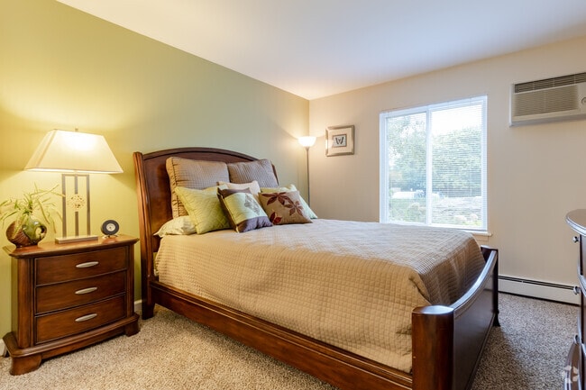 The Ponds on Plum Grove, Roselle, IL 60172 - photo 5