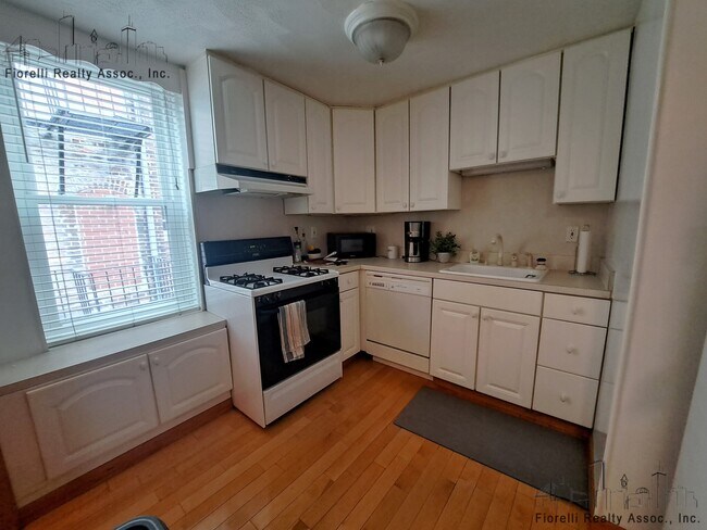 95 N Margin St unit 3, Boston, MA 02113 - photo 6