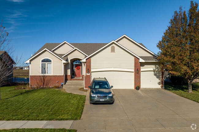 Most Sawmill Creek homes have three-car garages.