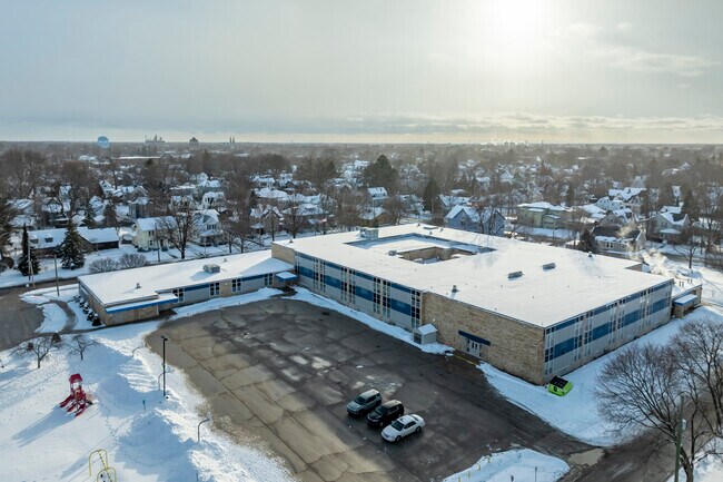 Washington Elementary offers a dynamic learning environment.