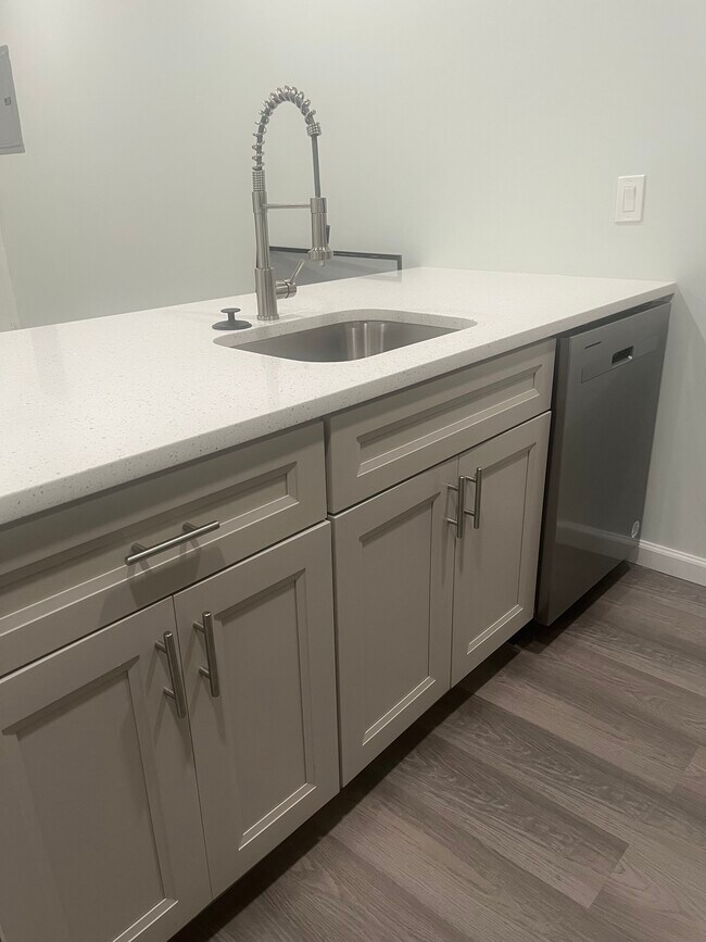 Kitchen and quartz counter