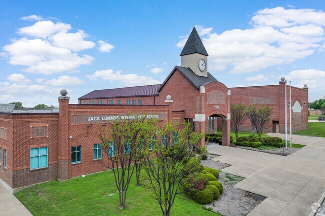 Students grades 4-5 may attend Jack Lummus Intermediate School.