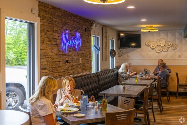 Marinelli's Pizza Italian Restaurant in Franklin Township serves delicious, authentic Italian dishes, from wood-fired pizzas to classic pasta, in a cozy setting.