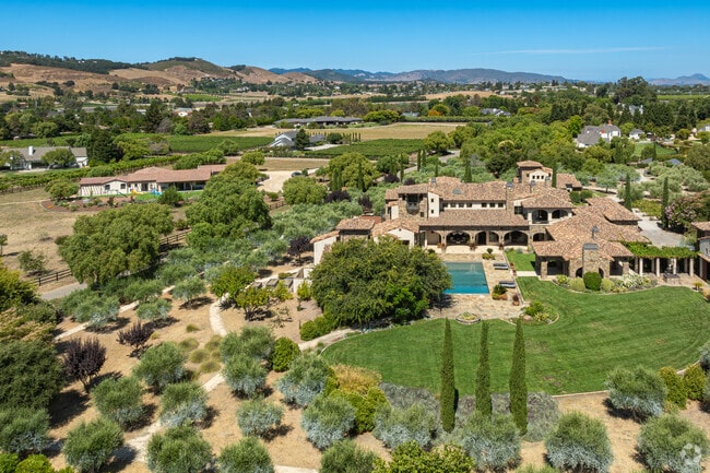 Most of the homes of Edna are on sprawling estates often with their own vineyards.