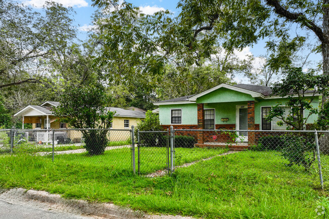 Modest architectural build styles like Shotgun and Bungalows line the West Midtown streets.