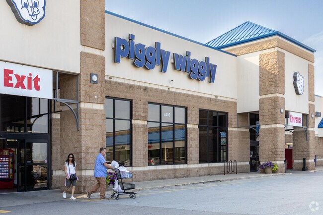 Piggly Wiggly stocks fresh produce and local grocery staples.