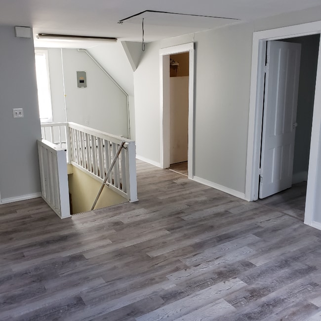 10 6th St unit 3rd, Derby, CT 06418 - photo 3