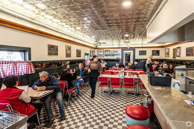 Hildebrandt's of Williston Park is a very popular ice cream shop since 1927.
