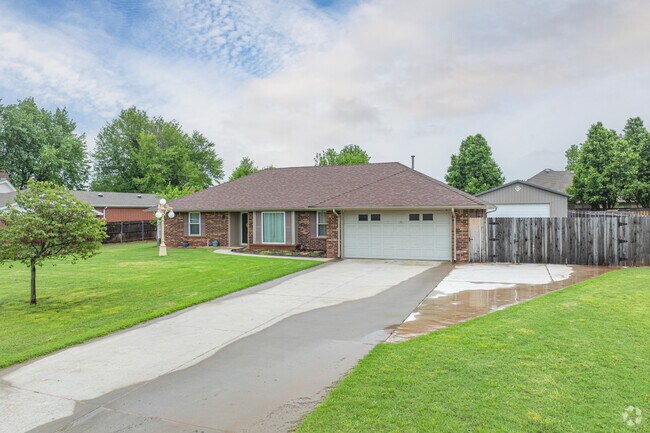 Many homes in West Mustang are Ranch style homes.