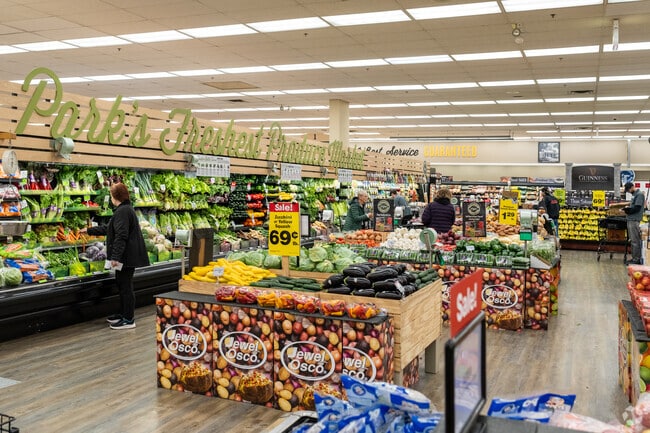 Jewel-Osco has a great selection of fresh produce for Brookside Glen residents.