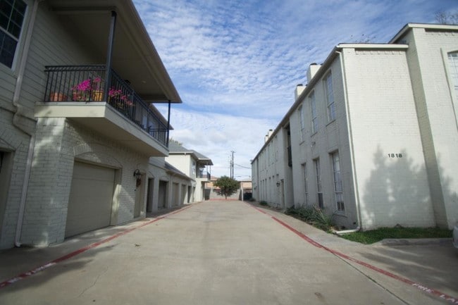 1818 N Fitzhugh Ave unit 4, Dallas, TX 75204 - photo 2