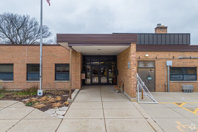 Lincoln Elementary School has 457 students in grades K-5.