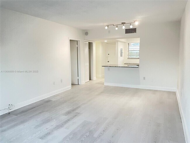 2810 NE 201st Terrace unit 28, Miami, FL 33180 - photo 6