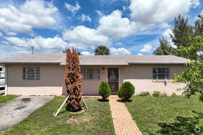 Ranch-style homes sit on small plots of land in Palm Springs North.