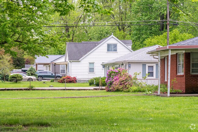 Midcentury ranch-style homes & cottages are common in Terre Haute's Edgebrook community.