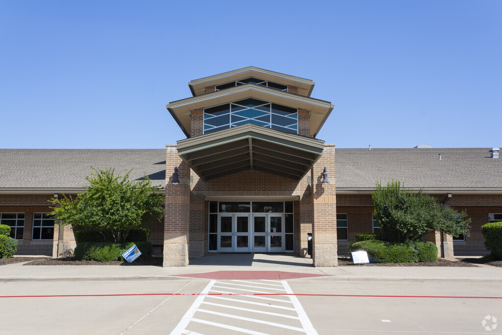 Independence Elementary School provides education in the neighborhood of Castle Hills.