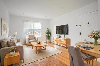 300 Main St, Roslyn, NY 11576