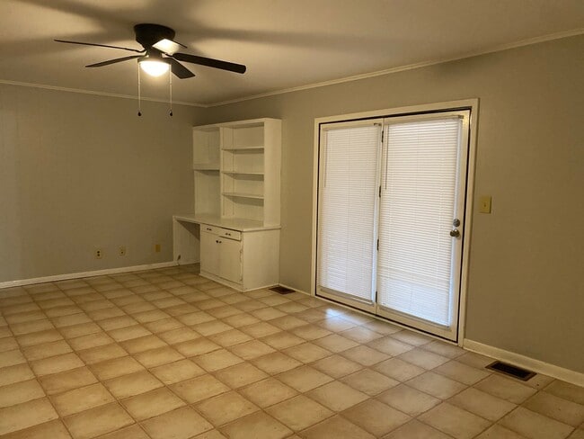 135 Ayers Dr, Jackson, TN 38301 - photo 4