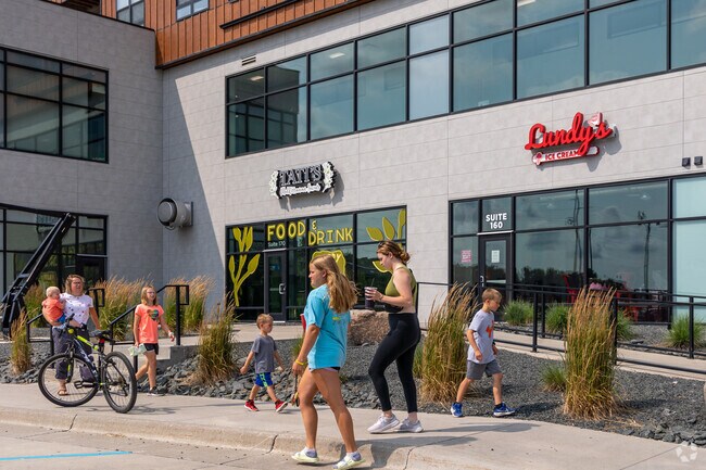 Eagle Run residents enjoy a large variety of dining options.