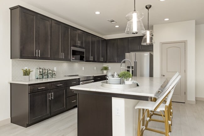 5220 W Delaware Ave unit 36502423, Visalia, CA 93291 - photo 4