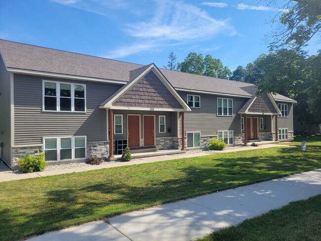 113 Chestnut St unit B, Big Rapids, MI 49307 - photo 2