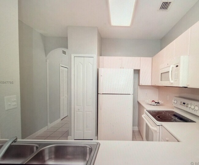 17800 NW 73rd Ave unit Shoma Homes CC of Mi, Hialeah, FL 33015 - photo 4