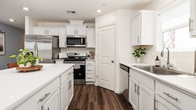 8228 Morehouse Ave, Bakersfield, CA 93307 - photo 5