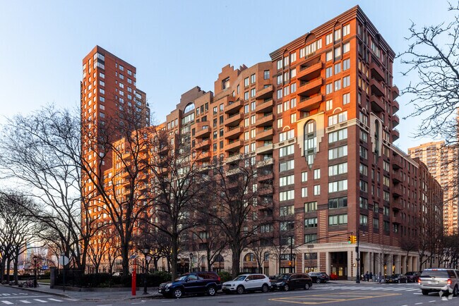 High end condos are the most common types of homes in Battery Park.