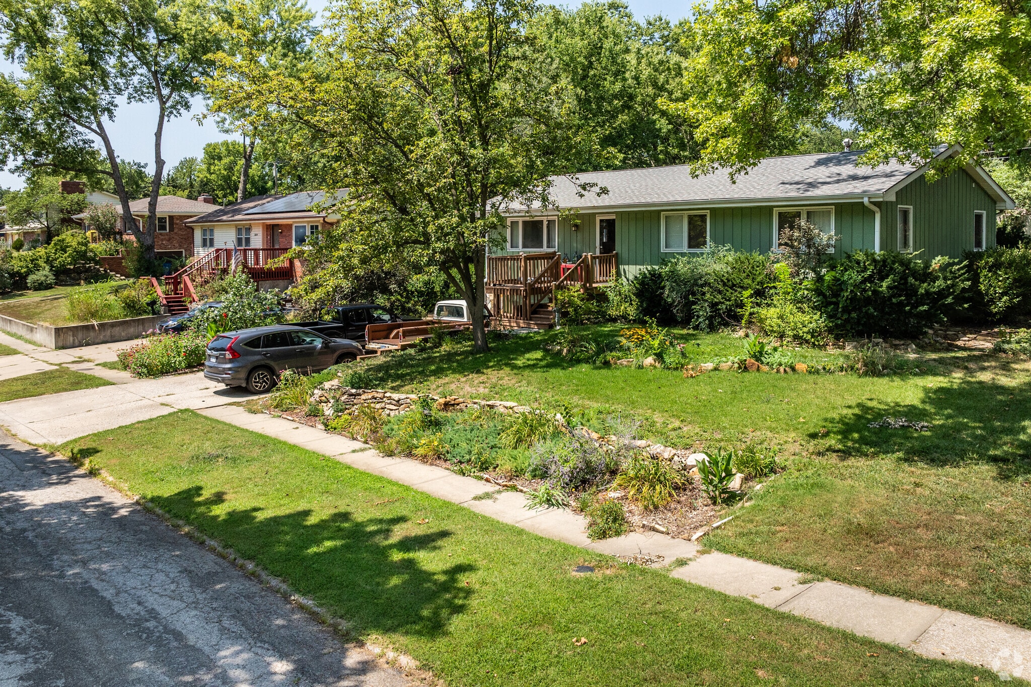 Ranch style homes with nice curb appeal line the streets of Sunset Hills.