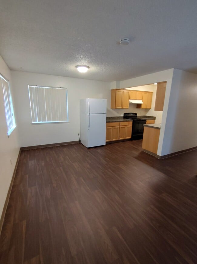 Oak Manor Apartments, Salem, OR 97301 - photo 3