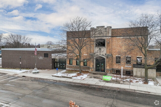 At Phalen Lake Hmong Studies Magnet, 22% of students scored above the state level for Reading.