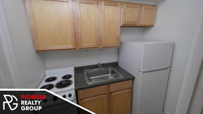 556 W Arlington Place unit 304, Chicago, IL 60614 - photo 4