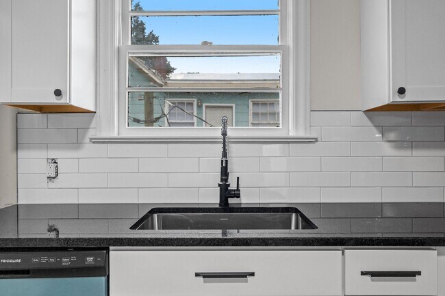 209 N Spring St unit 209 N Spring St-Unit, Winston Salem, NC 27101 - photo 2