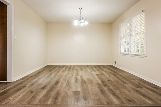 832 Lost Creek Cir, Stone Mountain, GA 30088 - photo 7