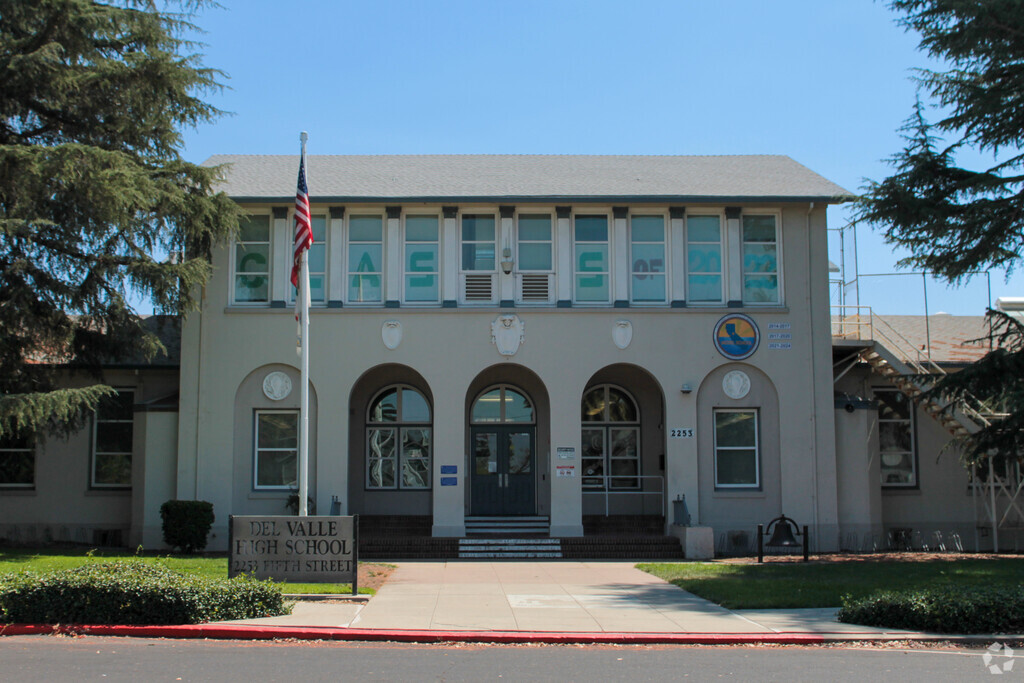 Del Valle Continuation High School provides education in the neighborhood of 
Downtown Livermore
