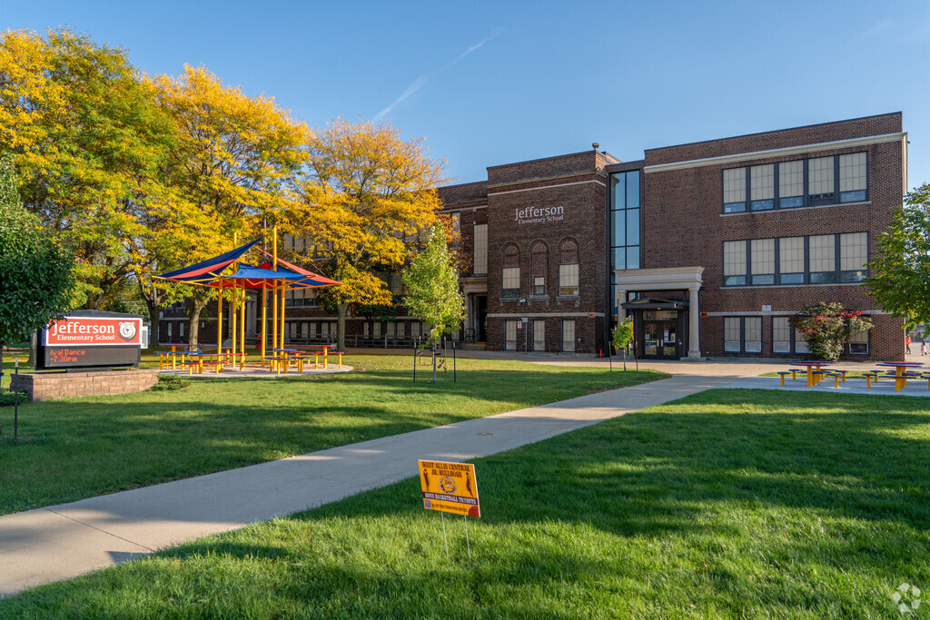 The front entrance of Jefferson Elementary School