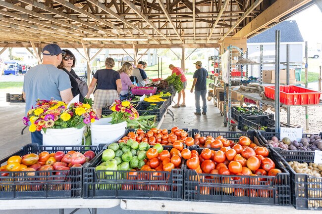 Support local farmers and enjoy diverse food trucks at Ledyard Farmers Market, CT.