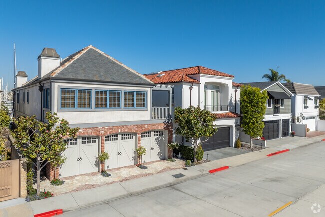 Central Newport Beach housing options come in a variety of styles and sizes.